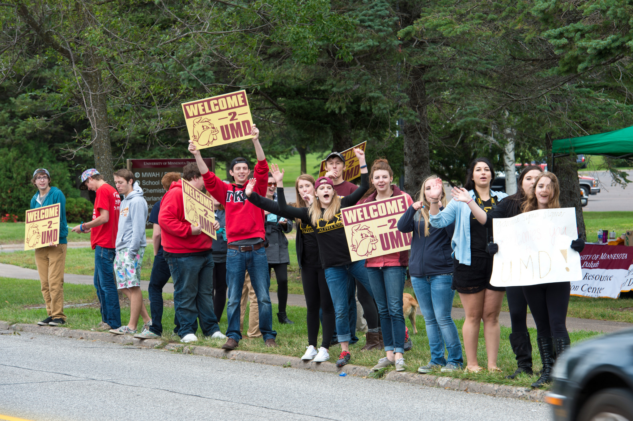 Photo: Students with signs for Bulldog Welcome Week